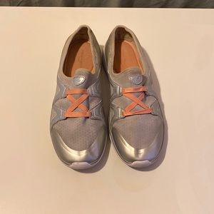 Easy spirit women’s sneakers shoes size 10M very comfortable color silver pink